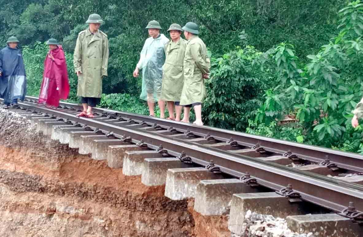 Heavy downpours and landslides disrupt travel on North-South rail route